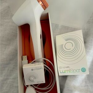 Lumi Spa! Nearly new, Includes the device , charger , extra cleansing head.